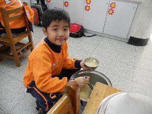 2年4班製作營養三明治，開新視窗